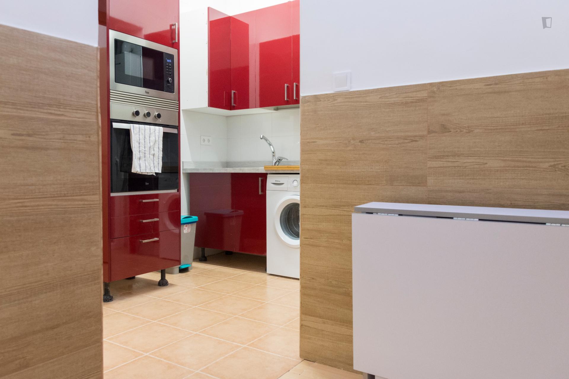 Cool single bedroom close to Universidad Camilo José Cela just for spanish speakers