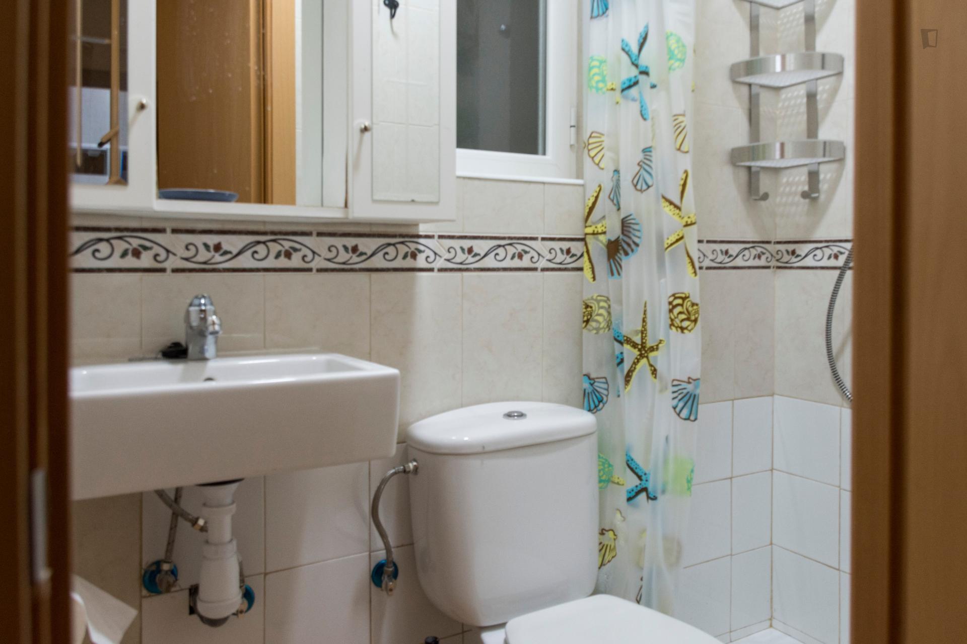 Cool single bedroom close to Universidad Camilo José Cela just for spanish speakers