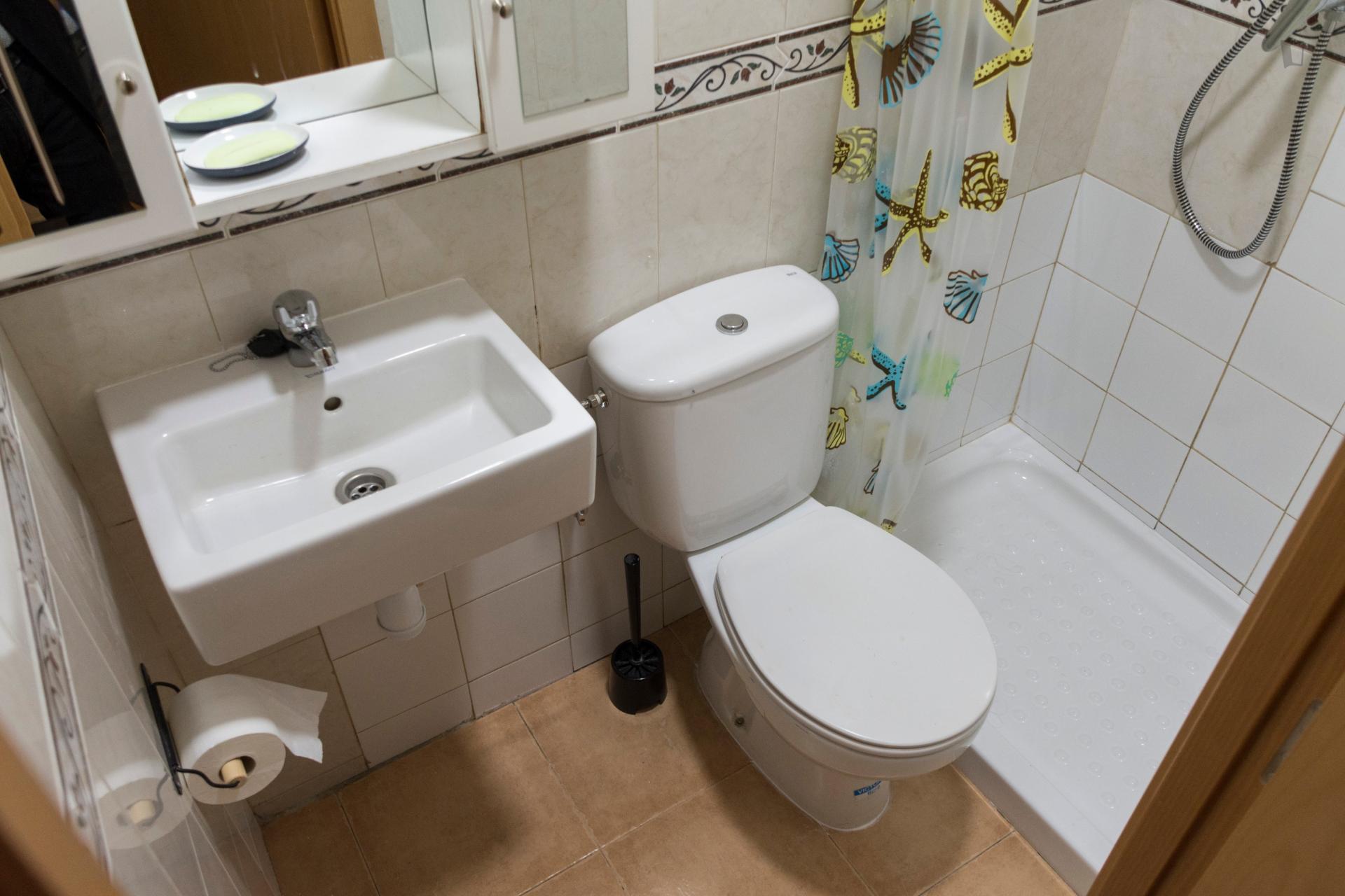 Cool single bedroom close to Universidad Camilo José Cela just for spanish speakers