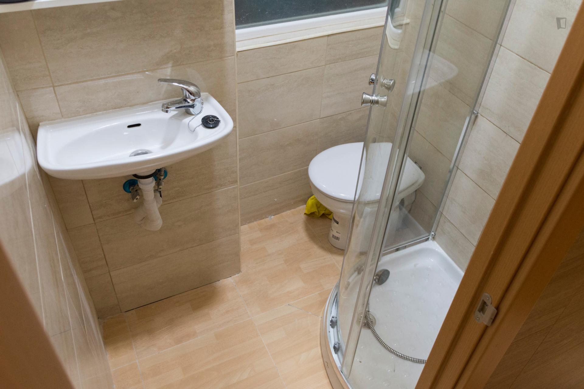 Cool single bedroom close to Universidad Camilo José Cela just for spanish speakers