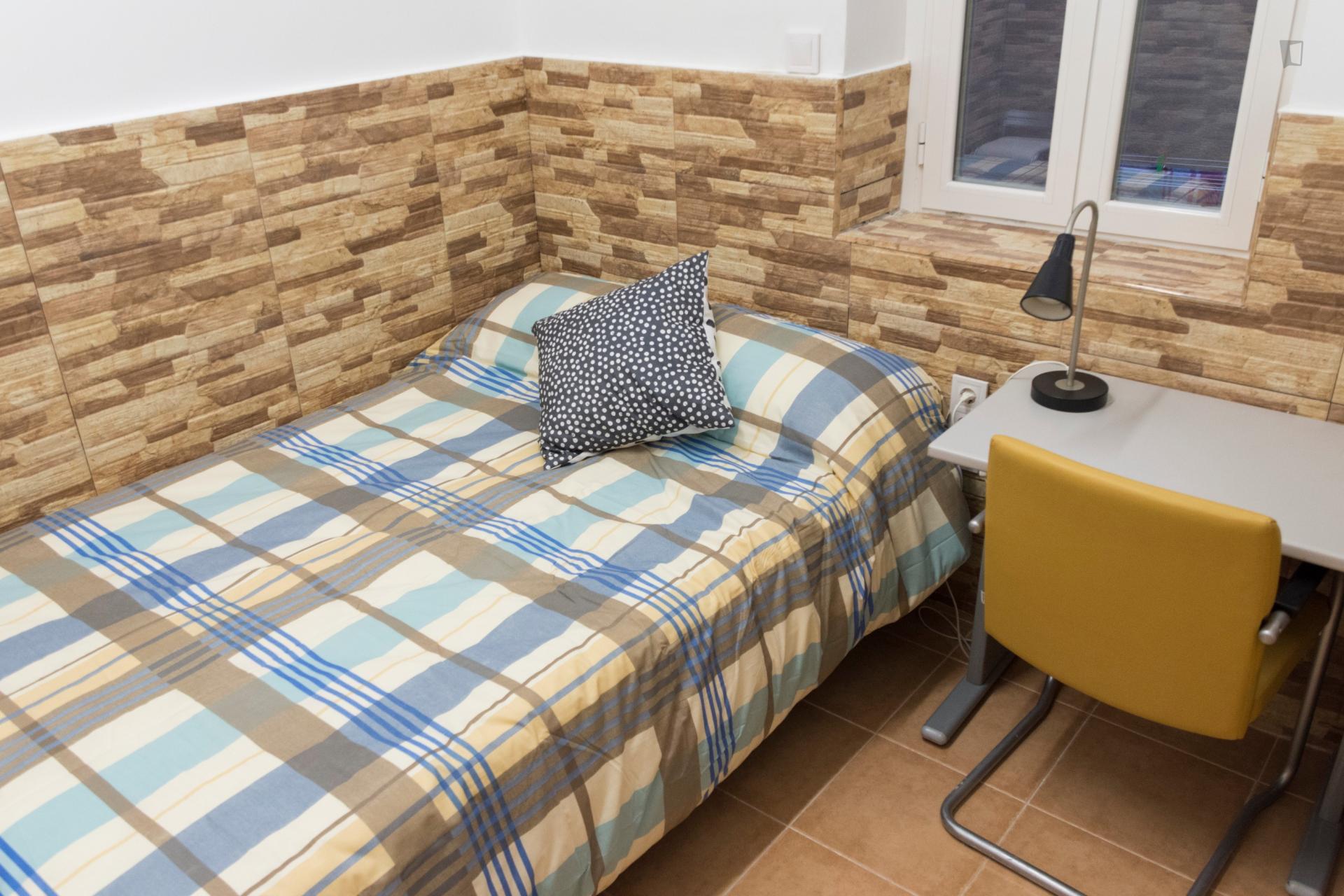 Cool single bedroom close to Universidad Camilo José Cela just for spanish speakers