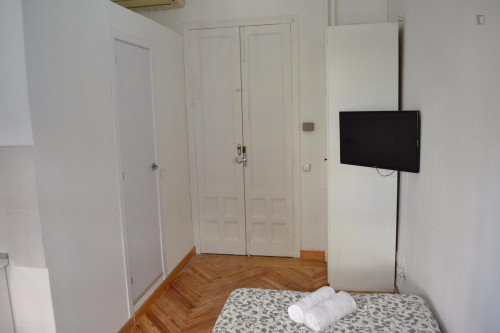 Stunning studio in student-popular Gaztambide - Gallery - 14