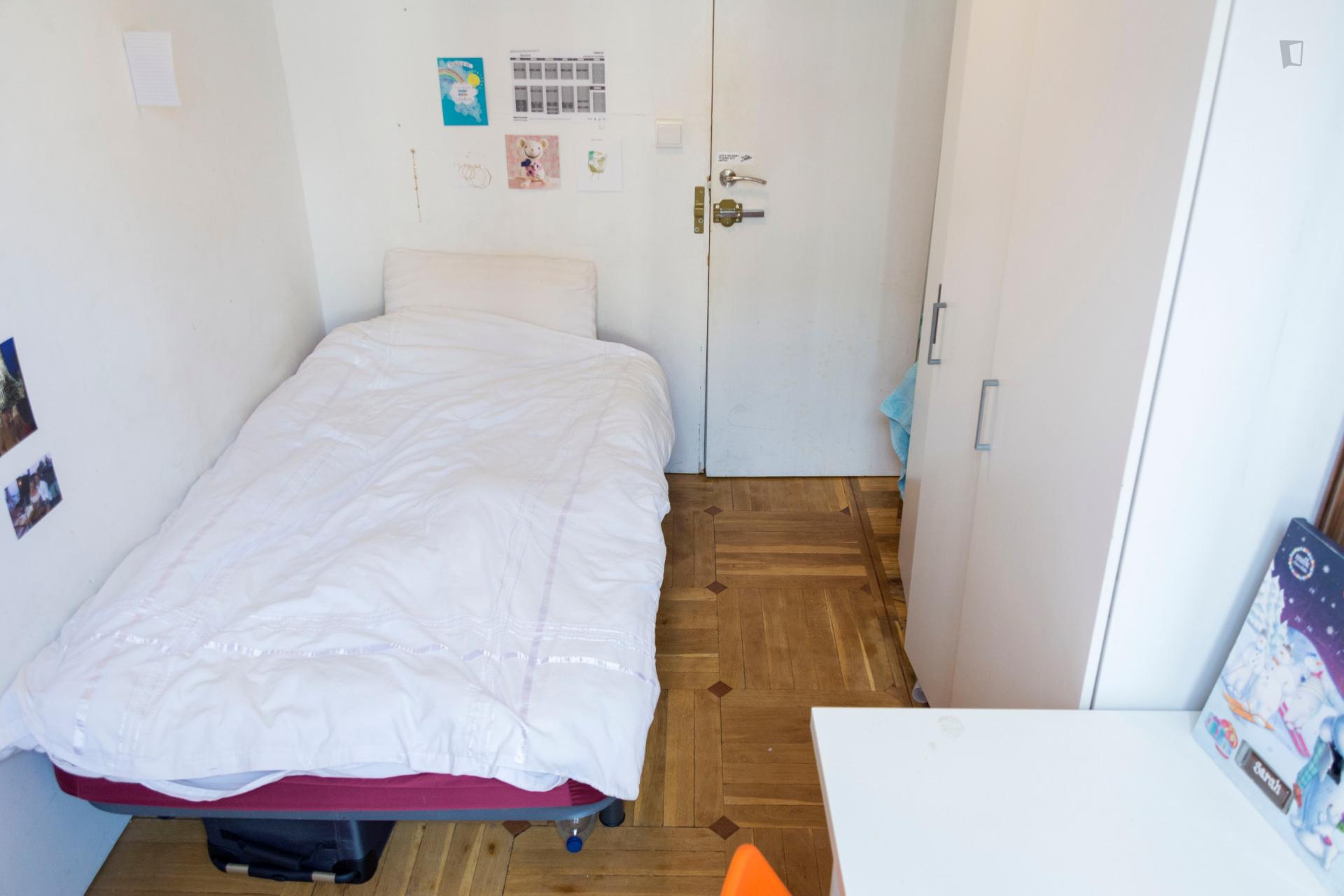 Single bedroom in a 6-bedroom apartment close to Palacio Real de Madrid