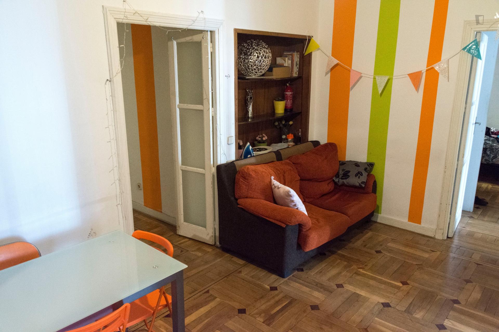 Single bedroom in a 6-bedroom apartment close to Palacio Real de Madrid