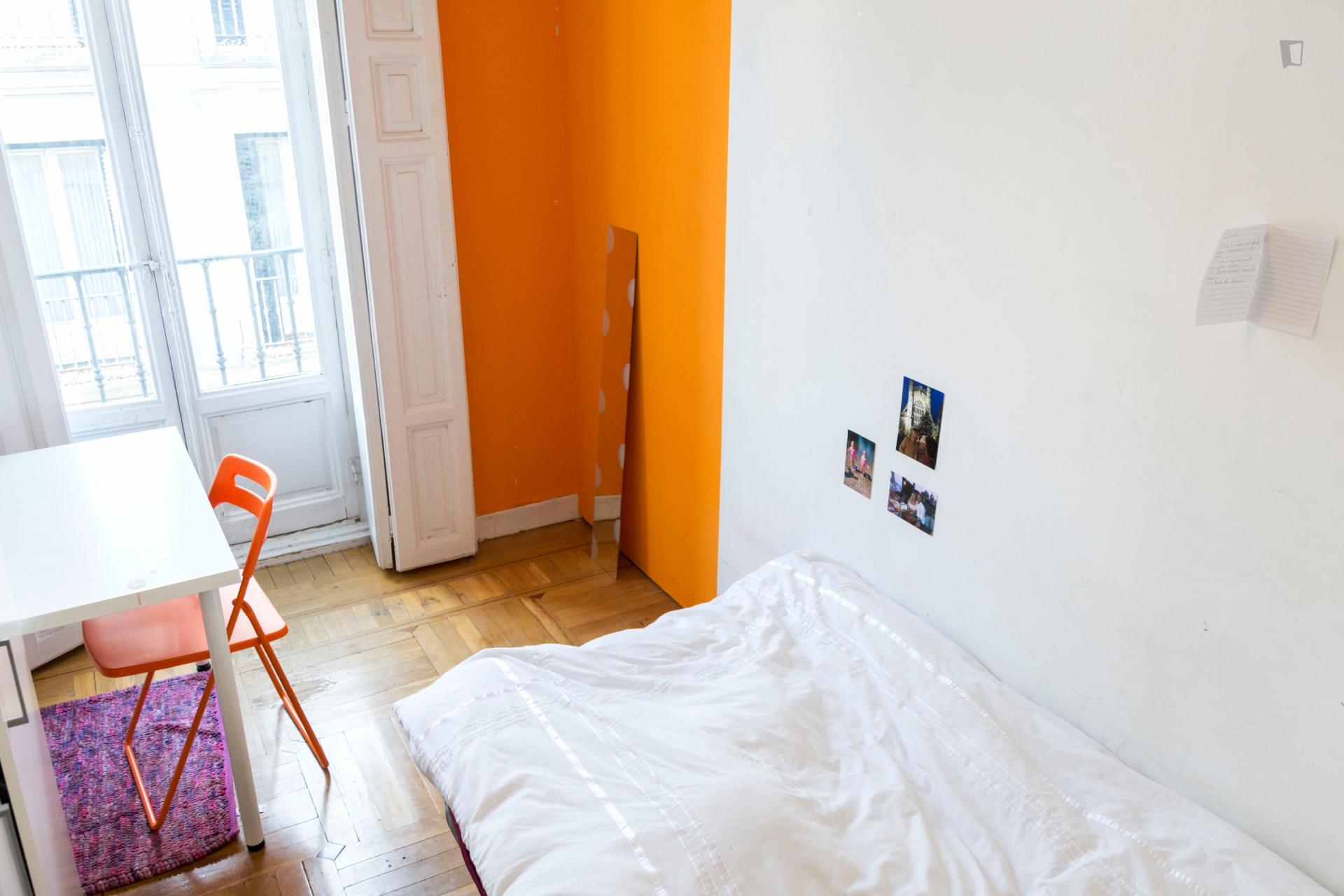 Single bedroom in a 6-bedroom apartment close to Palacio Real de Madrid