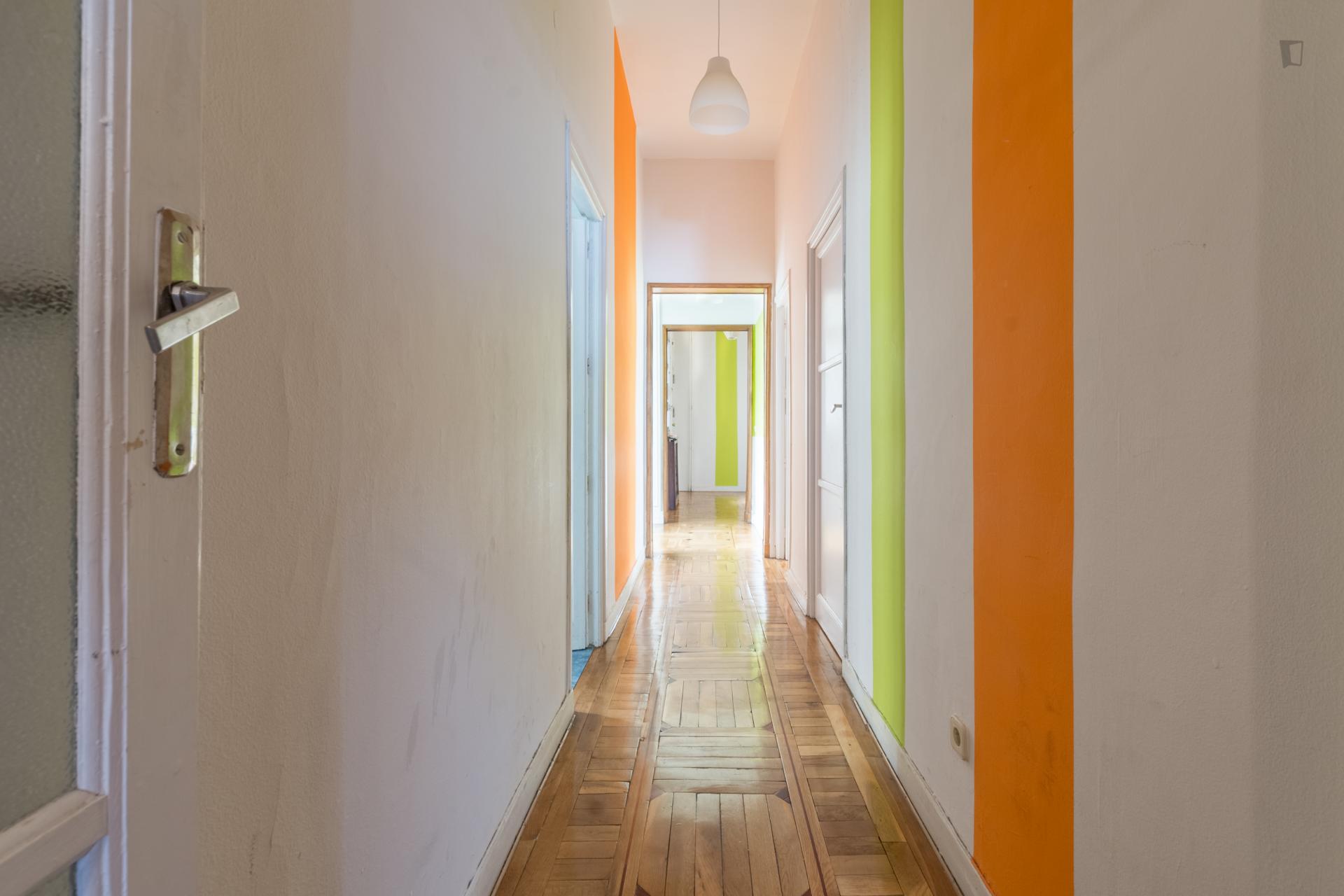 Single bedroom in a 6-bedroom apartment close to Palacio Real de Madrid