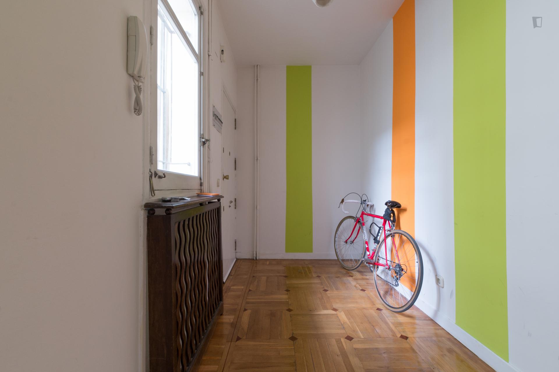 Single bedroom in a 6-bedroom apartment close to Palacio Real de Madrid