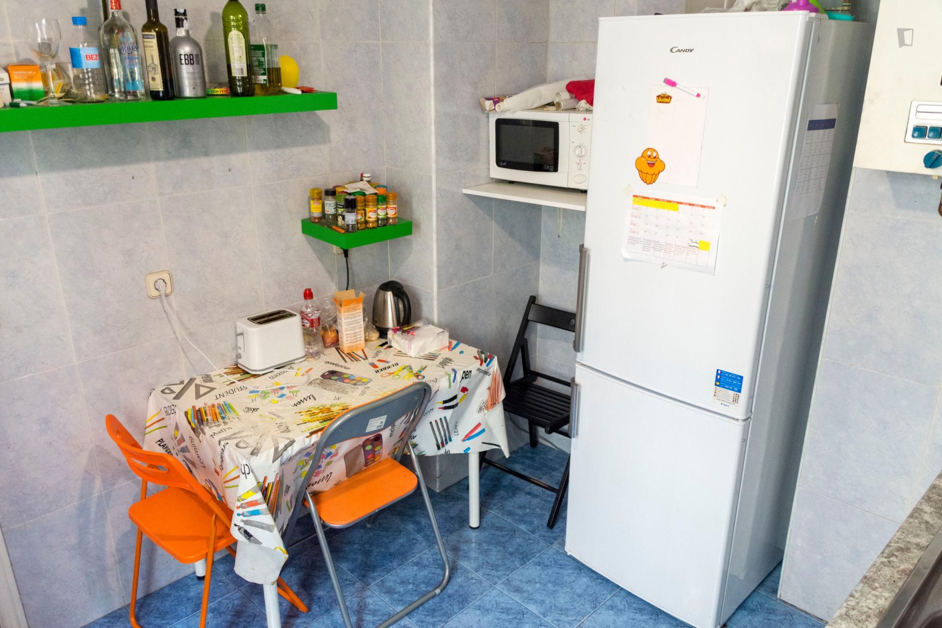 Single bedroom in a 6-bedroom apartment close to Palacio Real de Madrid