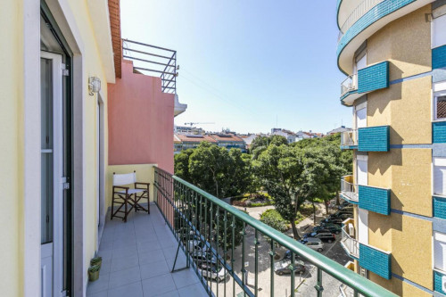 Sunny 1 bedroom apartment near Saldanha with a sofa-bed
