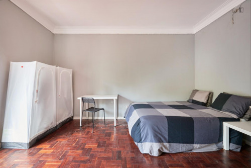 Excellent double bedroom with a balcony, in Entre Campos