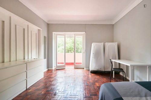 Excellent double bedroom with a balcony, in Entre Campos