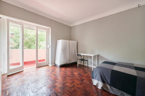 Excellent double bedroom with a balcony, in Entre Campos - Gallery - 5