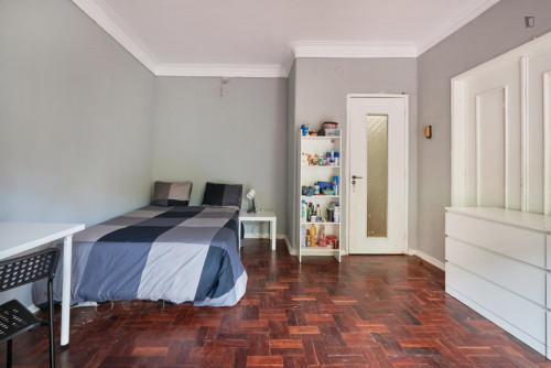 Excellent double bedroom with a balcony, in Entre Campos