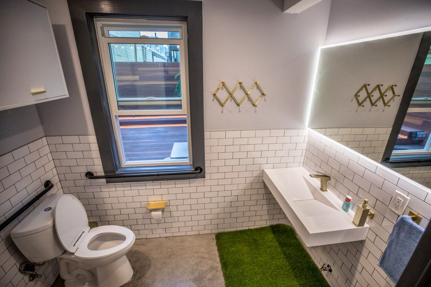 Bed In A 12-Bed Mixed Gender Room - 11
