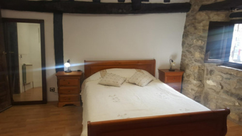 Homely double bedroom in a country house, in Uribarri-Kuartango