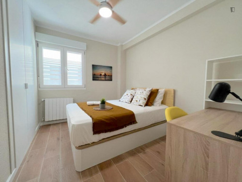 Cosy double bedroom in a 5-bedroom apartment, in Benimaclet
