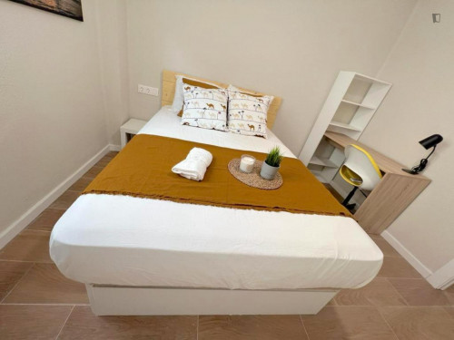 Cosy double bedroom in a 5-bedroom apartment, in Benimaclet