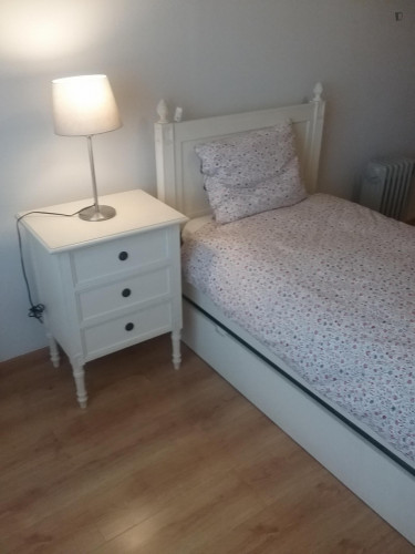 Single bedroom in 3-bedroom apartment