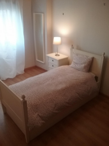 Single bedroom in 3-bedroom apartment