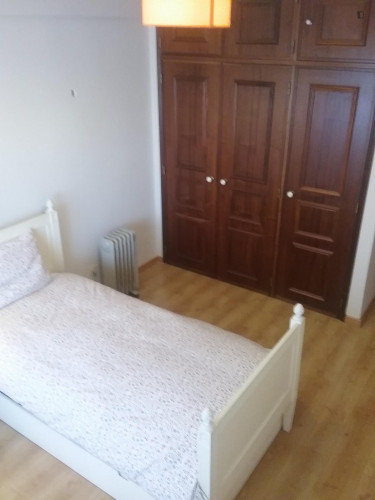 Single bedroom in 3-bedroom apartment