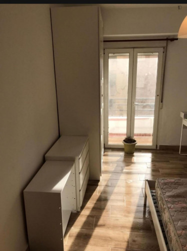 Habitación doble con balcón en piso compartido