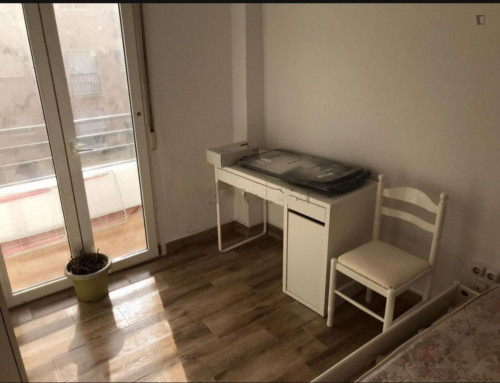 Habitación doble con balcón en piso compartido