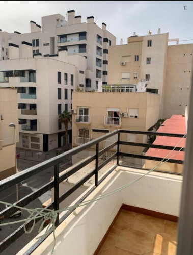 Habitación doble con balcón en piso compartido