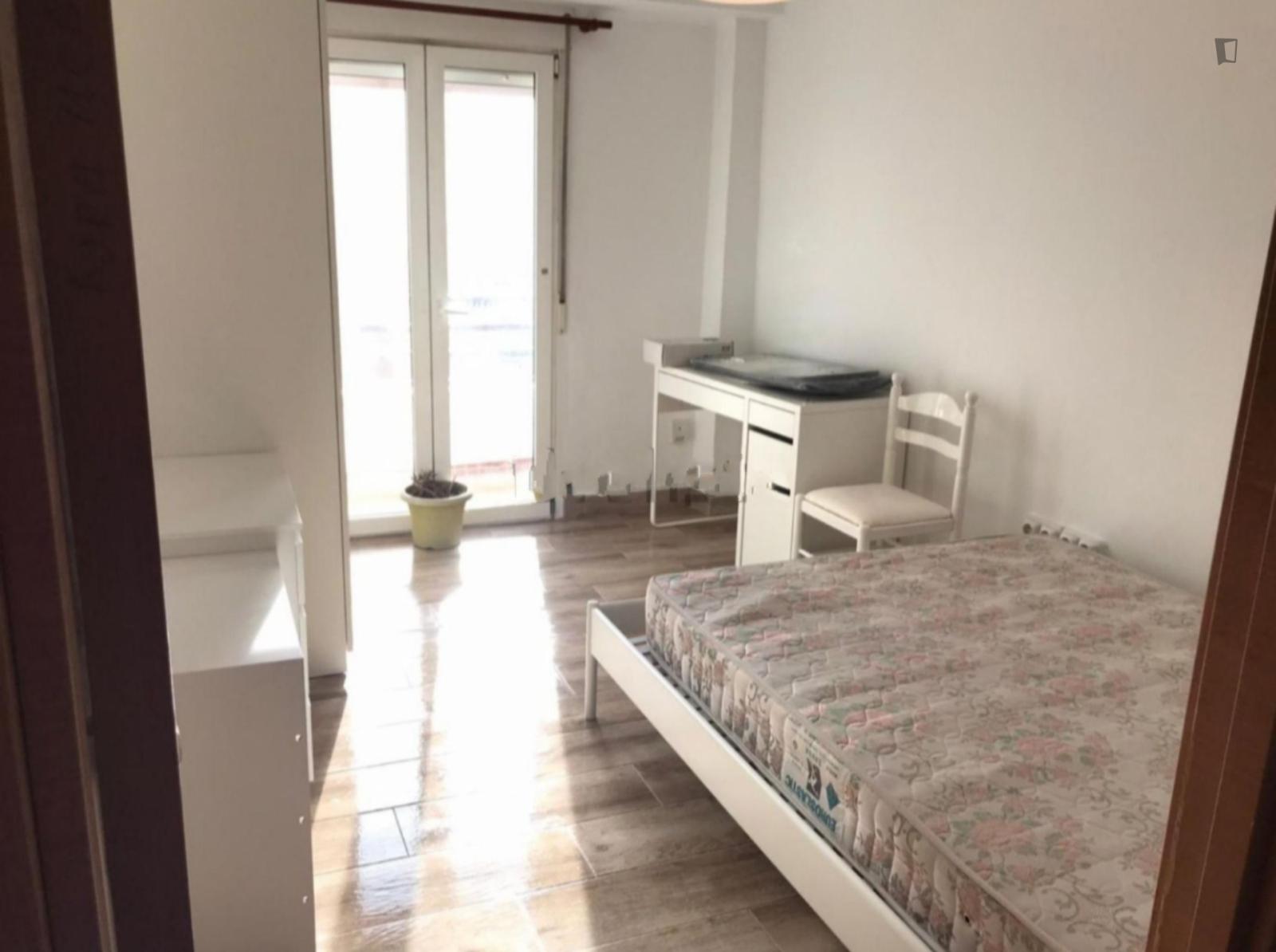  Habitación Doble Con Balcón En Piso Compartido  -  Habitación doble con balcón en piso compartido  - Gallery -  1