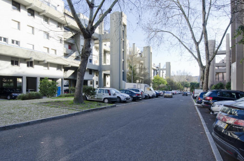 Double bedroom with simple décor near Telheiras metro