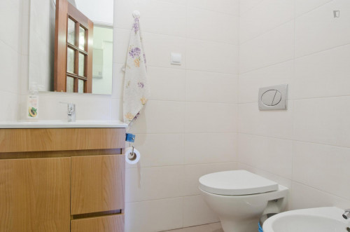 Double bedroom with simple décor near Telheiras metro - Gallery - 7
