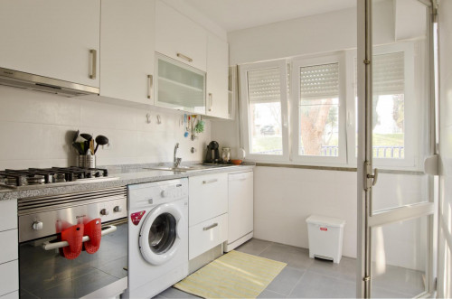 Double bedroom with simple décor near Telheiras metro - Gallery - 12