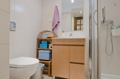Double bedroom with simple décor near Telheiras metro - Gallery - 8