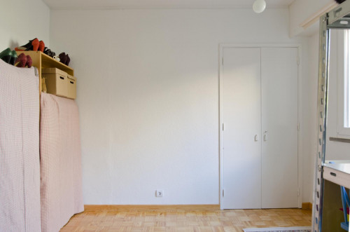 Double bedroom with simple décor near Telheiras metro - Gallery - 5