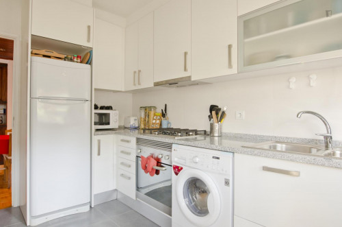 Double bedroom with simple décor near Telheiras metro - Gallery - 13