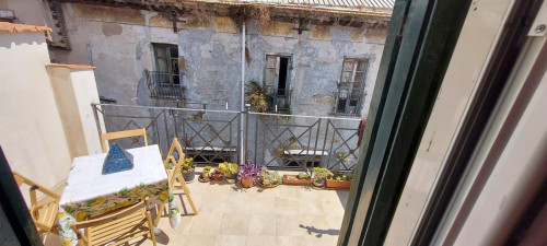 Double room with private bath, kitchen and balcony in Palermo's historic center