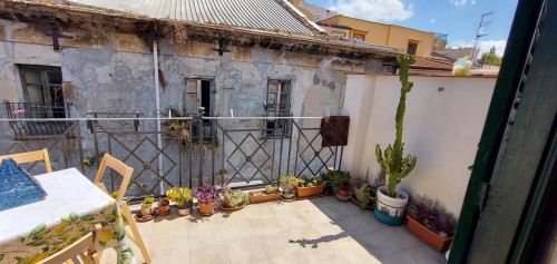 Double room with private bath, kitchen and balcony in Palermo's historic center
