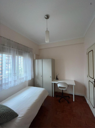 Very nice room with private bathroom near the university city and the Catholic and European universities