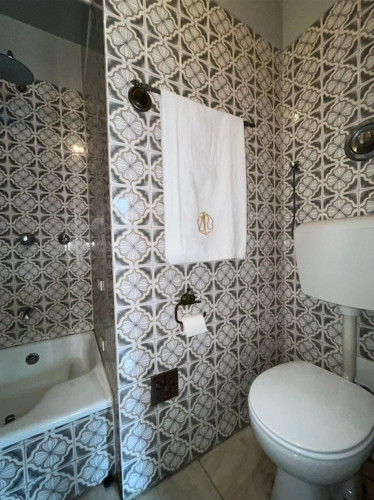 Very nice room with private bathroom near the university city and the Catholic and European universities