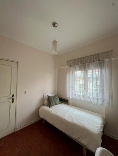 Very nice room with private bathroom near the university city and the Catholic and European universities