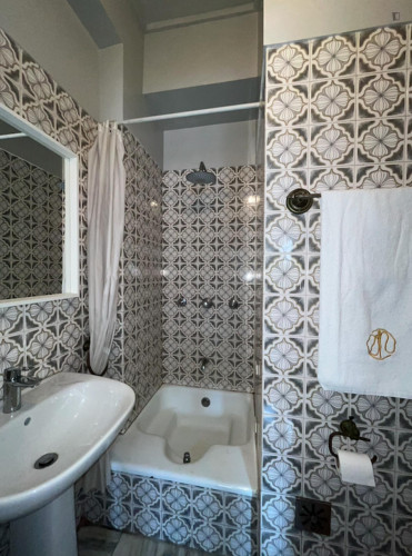 Very nice room with private bathroom near the university city and the Catholic and European universities