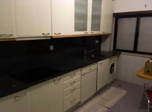 Homely single bedroom in Santarém