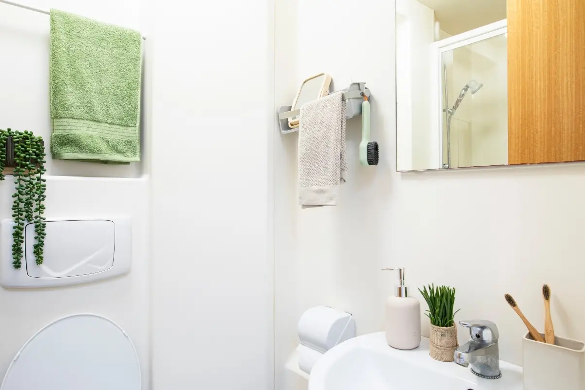  Large High Double En-Suite  -  Piccadilly Court - Flexible Tenancies  - Gallery -  2