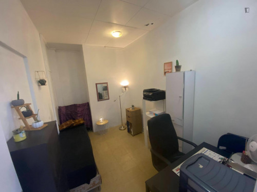 Homely single bedroom in Crépieux