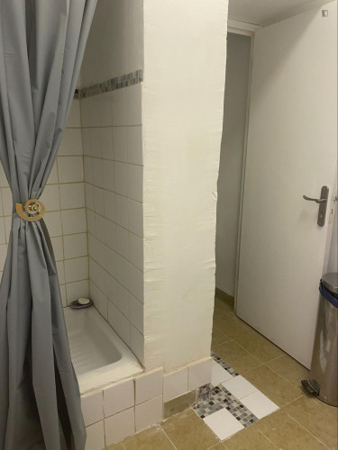 Homely single bedroom in Crépieux - Gallery - 8