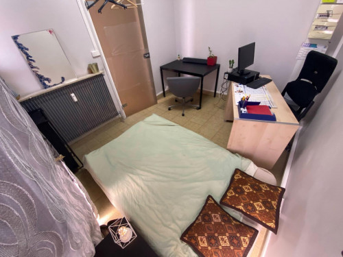 Cosy single bedroom in Crépieux