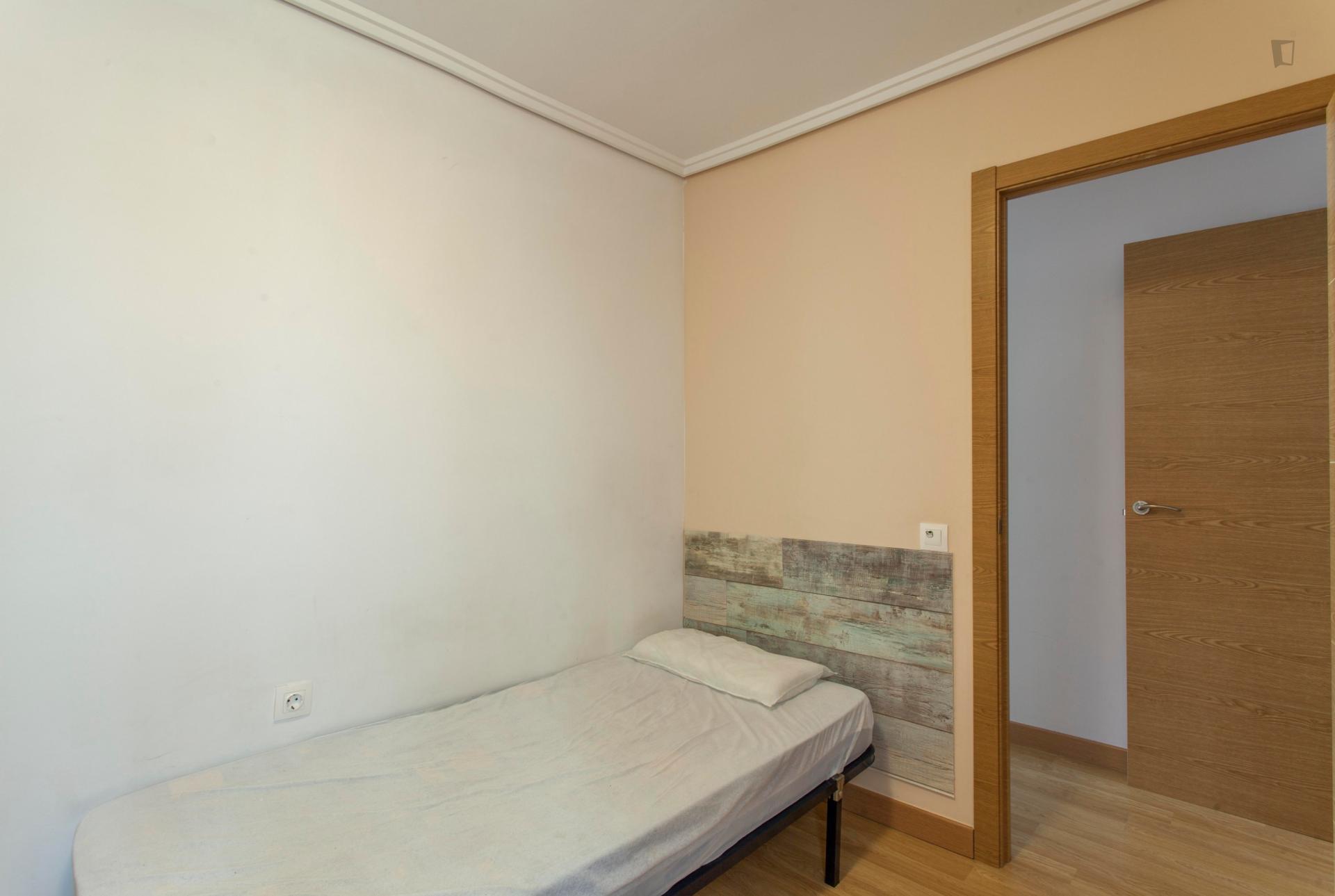 120 Bed, in a room with balcony, in 4-bedroom apartment