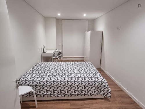 Alluring double bedroom in a student flat, in Paranhos