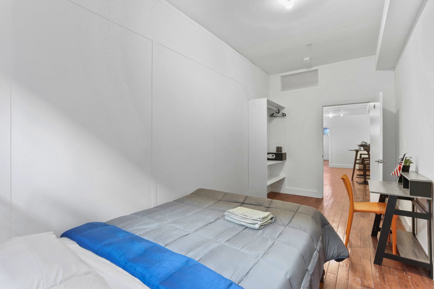  Private Room  -  Spacious Bright Apt. w/ Terrace  - Gallery -  7