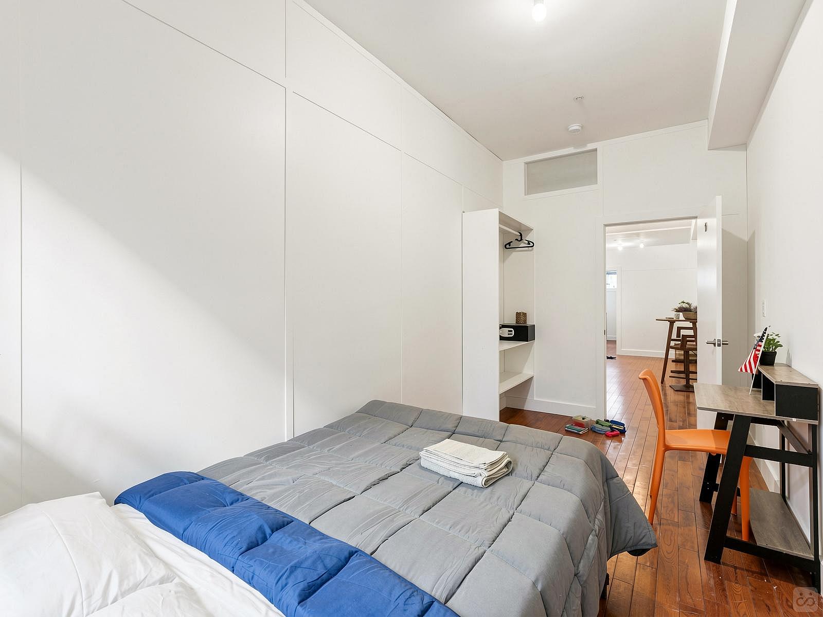  Private Room  -  Spacious Bright Apt. w/ Terrace  - Gallery -  15