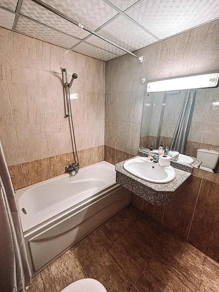  4 Bed Male Dorm  -  Bright Stunning Complex w/ Terrace + Pool  - Gallery -  23